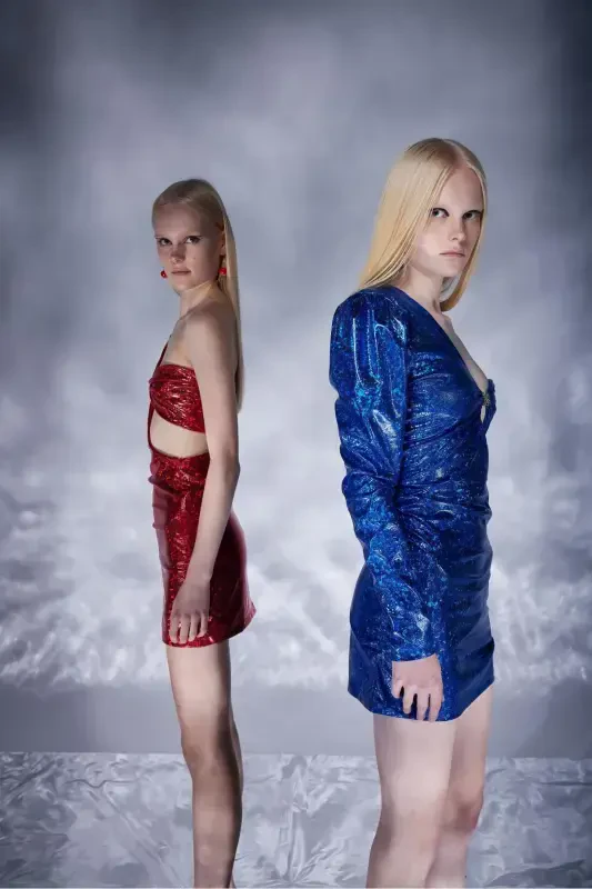 Yagona yelkali yorqin matodan tikilgan mini Anabelle ko'ylagi qora - 3