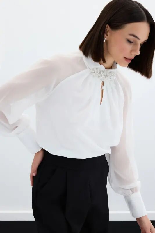 Yaka Aksesuarlı Bluz - Beyaz - 3