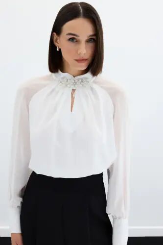 Yaka Aksesuarlı Bluz - Beyaz - 4