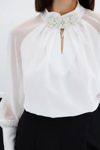 Yaka Aksesuarlı Bluz - Beyaz - 5