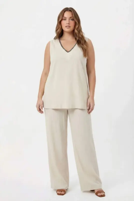 Yaka Boncuk Detaylı Kadın Büyük Beden Bluz Pantolon Takım Bej - BÜYÜKBEDENIZ