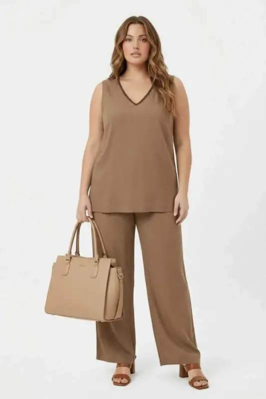 Yaka Boncuk Detaylı Kadın Büyük Beden Bluz Pantolon Takım Vizon - BÜYÜKBEDENIZ