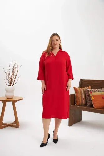 Yaka brosh detalli yirtigli katta o'lchamli ko'ylak qizil - 1