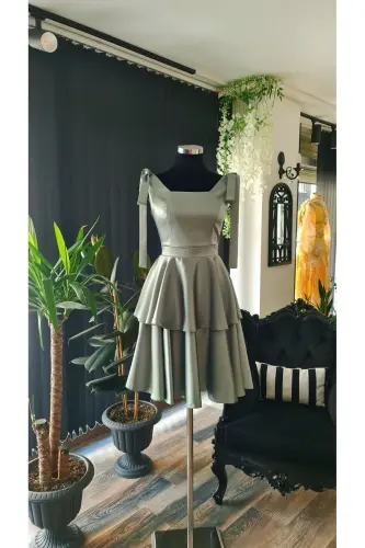 Yalpiz rangli satin kvadrat yoqali, yengsiz, elkalari tasmali bitiruv libosi - yalpizrang - 3