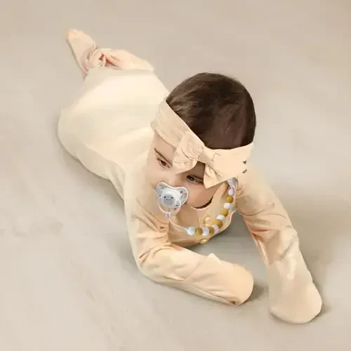 Yangi tug'ilgan chaqaloq tugunli ko'ylagi, o'ta yumshoq ipakdek chaqaloq uyqu kiyimi, qo'lqopli chaqaloq qizlar uchun uyqu ko'ylagi, kamon, klip va shapka to'plami - 7