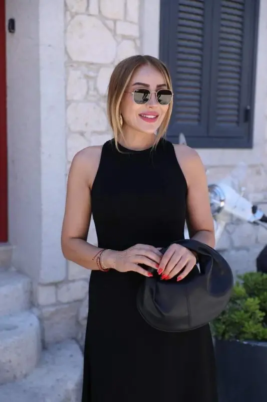 Yelkasi ochiq, orqasi tokali, yoriqli uzun viskoza ko'ylak - 4