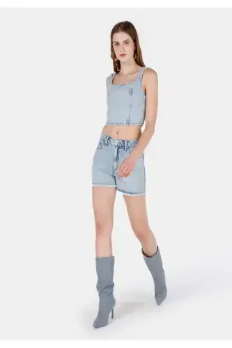 Yengil kesilgan, baland belli ko'k ayollar jin's shortilari. - 3