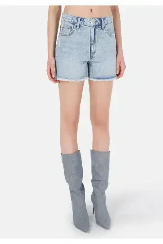 Yengil kesilgan, baland belli ko'k ayollar jin's shortilari. - 4