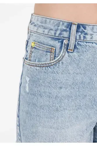 Yengil kesilgan, baland belli ko'k ayollar jin's shortilari. - 5