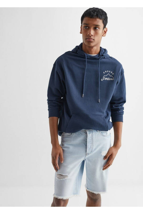 Yirtilgan tafsilotli Bermuda denim shortlar - 1