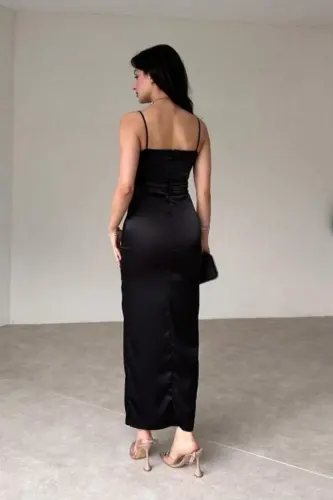 YIRTMAÇ DETAYLI ASKILI SATEN ELBİSE-SİYAH - 3