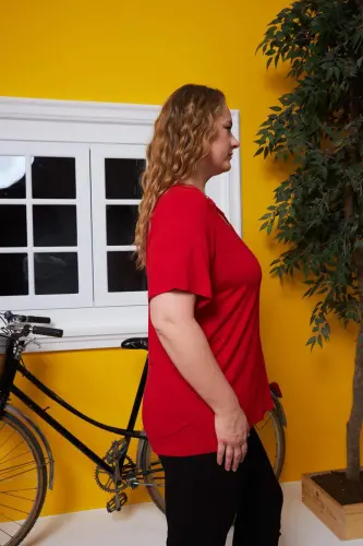 Yoqa halqali detallarga ega katta o'lchamdagi qizil futbolka - BÜYÜKBEDENIZ (1)