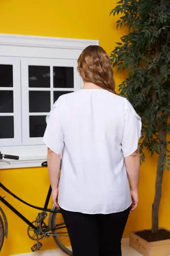 Yoqa va qisma detallari katta o'lchamli bluz oq - 5