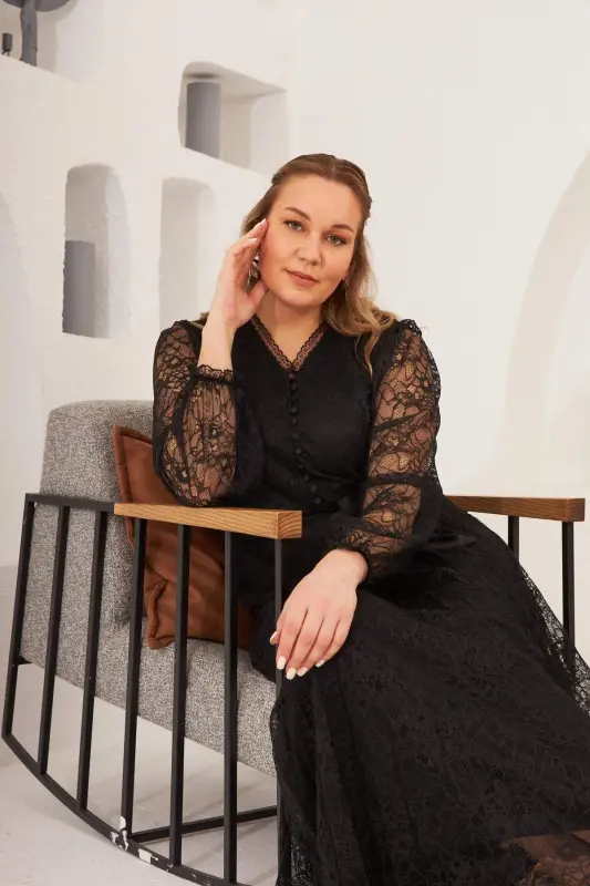 Yoqali detalli katta o'lchamli qora krujevali ko'ylak - 3