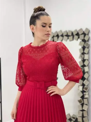 Yuqori qismi dantelli, pastki qismi atlas matodan qat-qat tikilgan koʻylak - QIZIL - 3