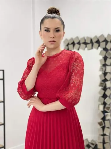 Yuqori qismi dantelli, pastki qismi atlas matodan qat-qat tikilgan koʻylak - QIZIL - 4