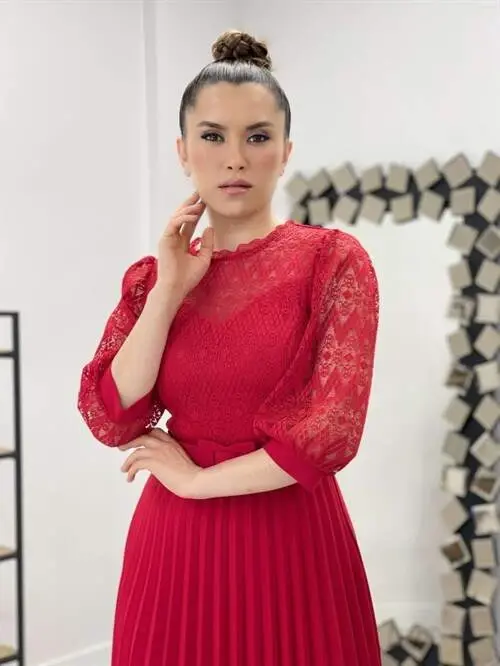 Yuqori qismi dantelli, pastki qismi atlas matodan qat-qat tikilgan koʻylak - QIZIL - 4