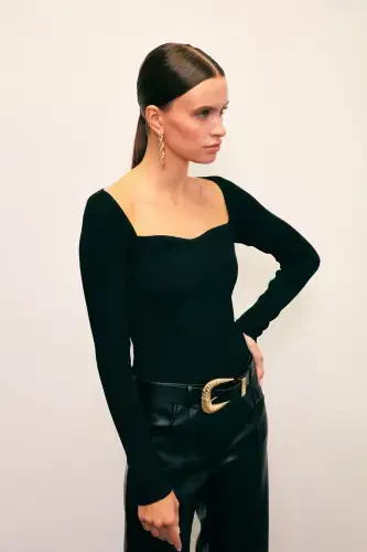 Yurak bo'yinli triko bluzka - Qora - SATEEN (1)