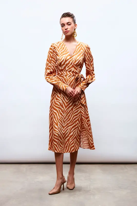 Zebra Desenli Kuşaklı Saten Elbise - Camel-CAMEL - 3
