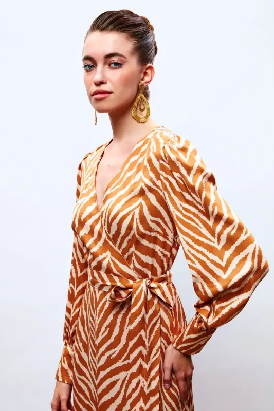 Zebra Desenli Kuşaklı Saten Elbise - Camel-CAMEL - 4