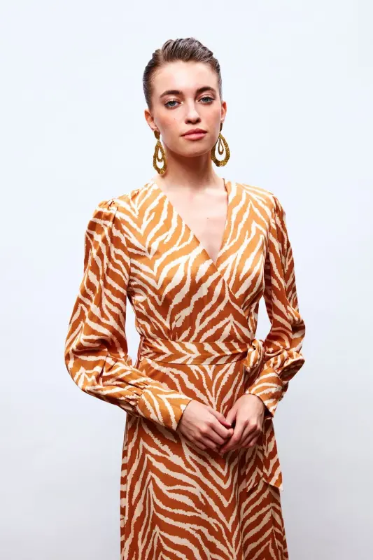 Zebra Desenli Kuşaklı Saten Elbise - Camel-CAMEL - 6