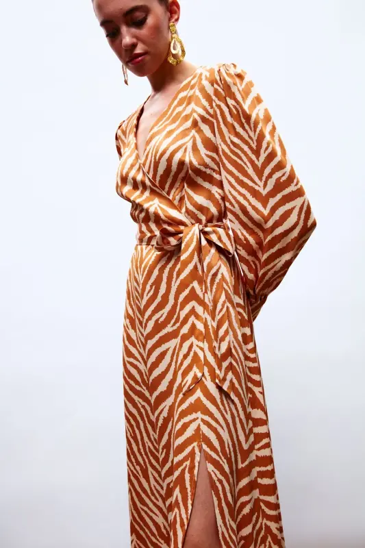 Zebra Desenli Kuşaklı Saten Elbise - Camel-CAMEL - 7