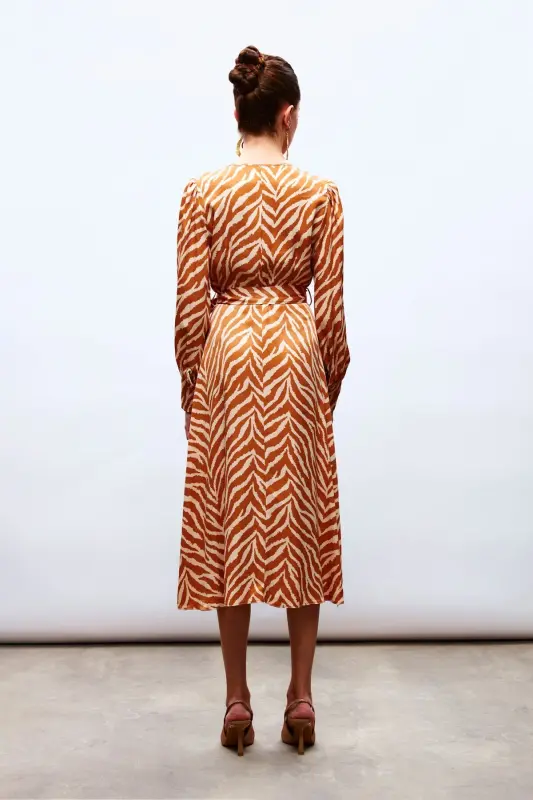 Zebra Desenli Kuşaklı Saten Elbise - Camel-CAMEL - 8