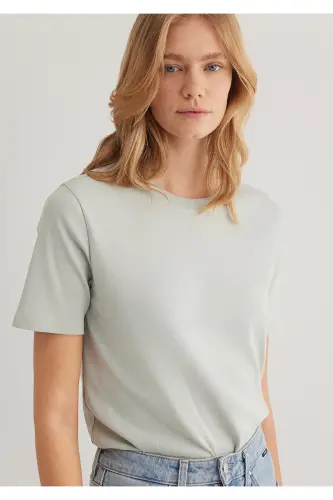 Зеленая базовая футболка Semi Slim Fit / Полуприлегающий крой 