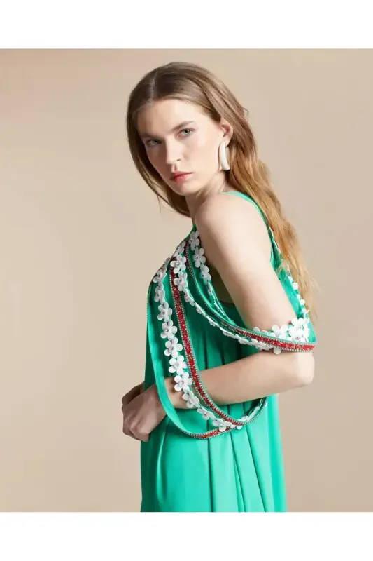 Зеленая туника с вышивкой бисером и деталями на плечах 28560 - 2