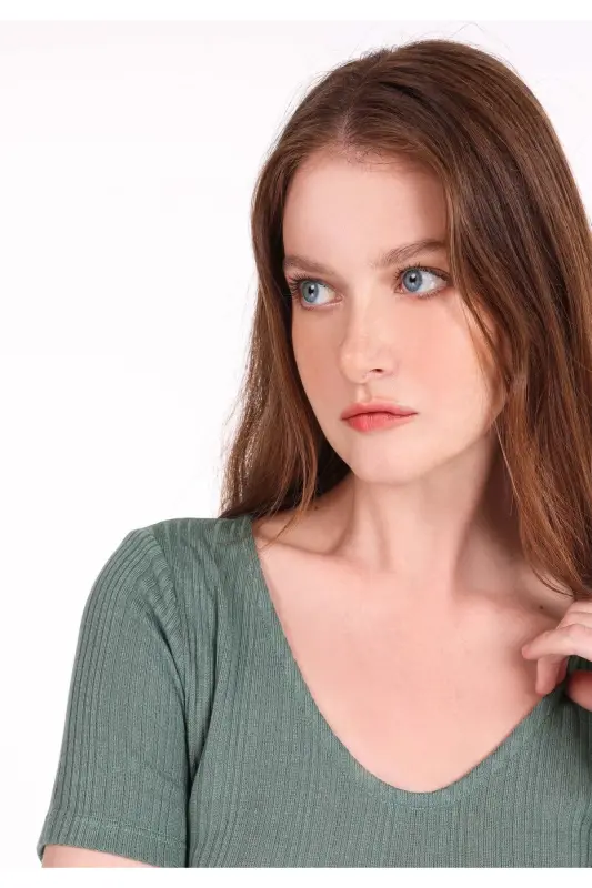 Зеленая женская футболка с коротким рукавом - 4