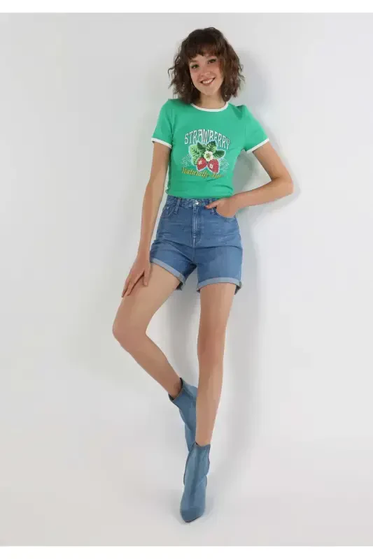 Зеленая женская футболка с коротким рукавом, узкого кроя, круглой горловиной и принтом. - 5