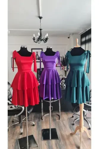 Зелёное атласное платье на выпускной с квадратным вырезом, без рукавов, с бантами на плечах - зелёный - 3