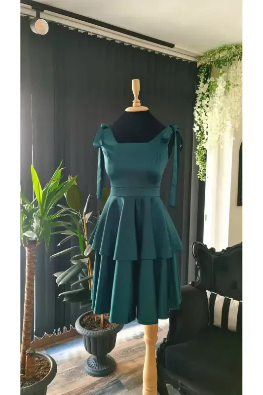 Зелёное атласное платье на выпускной с квадратным вырезом, без рукавов, с бантами на плечах - зелёный - 4