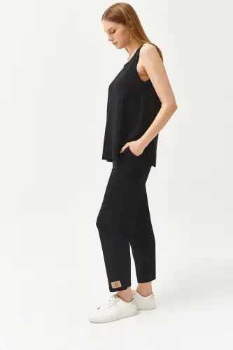 Женщина В Черном Безрукавном Свободном Блузе С Кристаллами Сверху И Снизу - 6