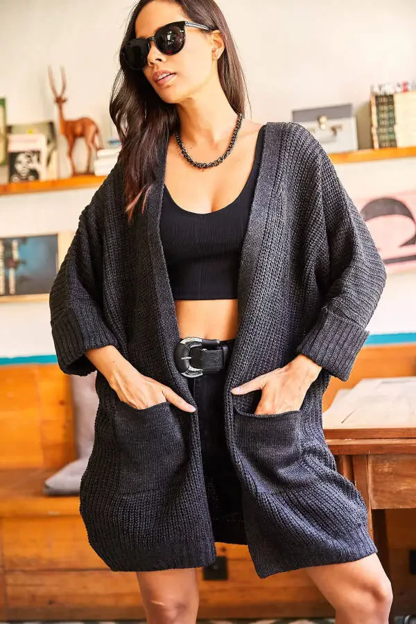 Женская антрацитовая свободная трикотажная кофта HRK-19000123 с рукавами со сгибами и карманами - 1