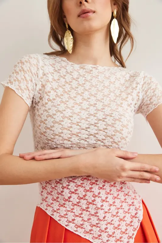 Женская белая асимметричная блузка с кружевом BLZ-1900288 - 7