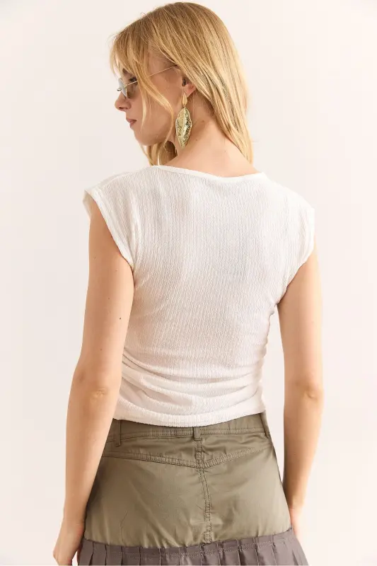 Женская белая блузка с драпировкой, укороченная, из жатой ткани BLZ-1 - 13
