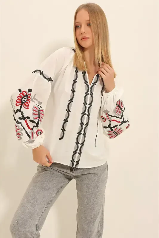 Женская белая блузка с вышивкой и воротником-стойкой ALC-X11295 - TREND ALAÇATI STILI