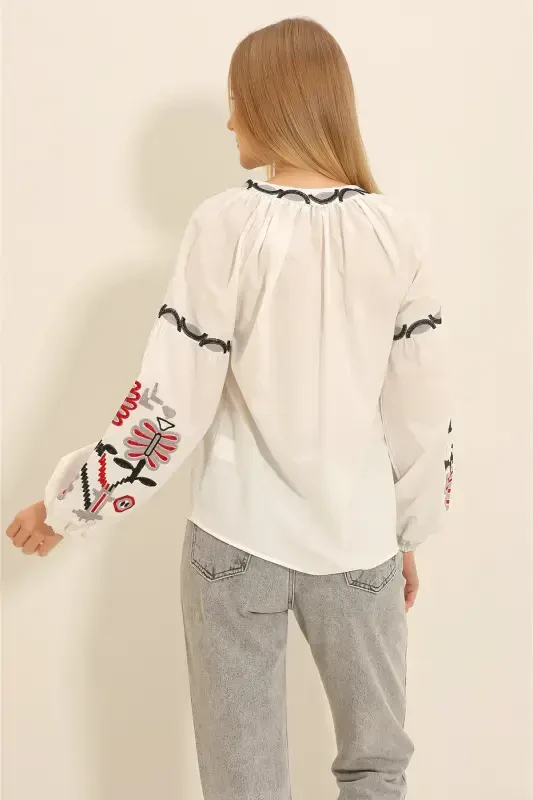 Женская белая блузка с вышивкой и воротником-стойкой ALC-X11295 - 4