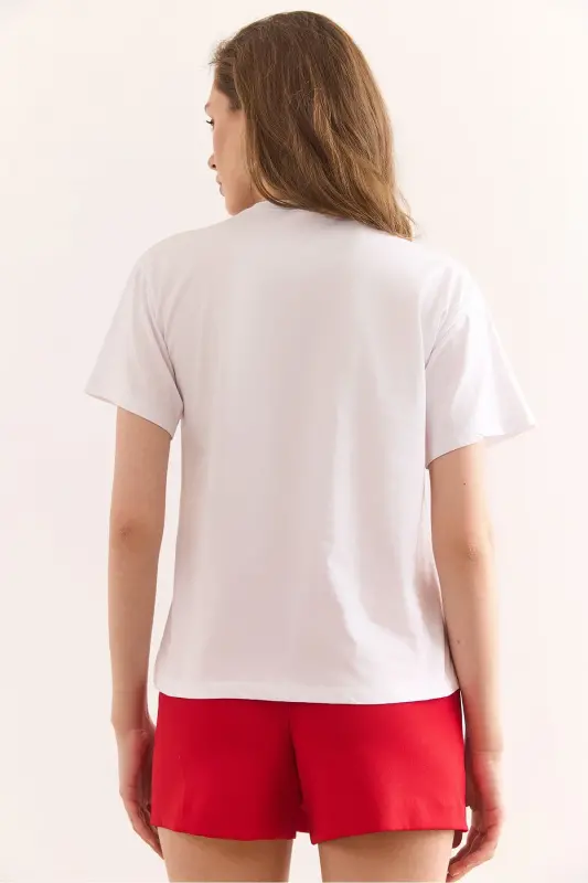 Женская белая футболка Regular Fit из хлопка с вышивкой в виде сердца - 2