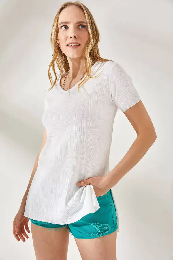 Женская белая футболка с V-образным вырезом и боковыми разрезами с текстурой TSH-19000704 - 2