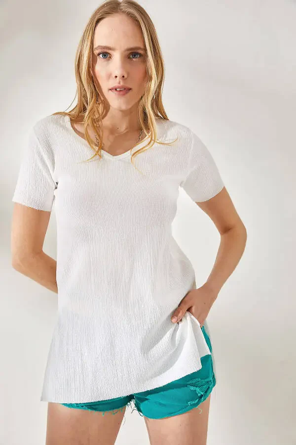 Женская белая футболка с V-образным вырезом и боковыми разрезами с текстурой TSH-19000704 - 3