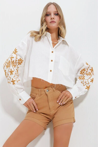 Женская белая рубашка с вышивкой на рукавах, одним карманом и коротким кроем ALC-X11631 - TREND ALAÇATI STILI (1)