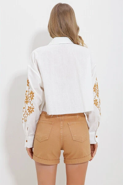 Женская белая рубашка с вышивкой на рукавах, одним карманом и коротким кроем ALC-X11631 - 4