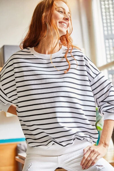 Женская белая с черными полосами базовая мягкая текстурированная свободная толстовка SWT-19000457 - 3