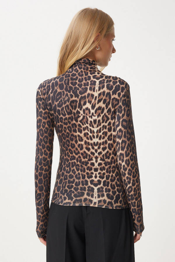 Женская бежевая блузка с чёрными складками и прямым воротником Sandy FF00135 - 6