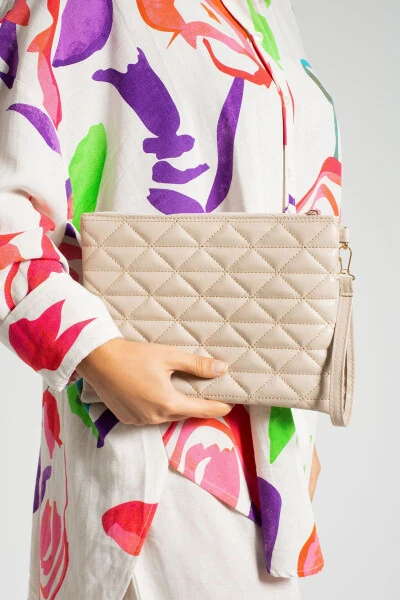 Женская бежевая клатч-портфель с треугольным узором - BAGFONI