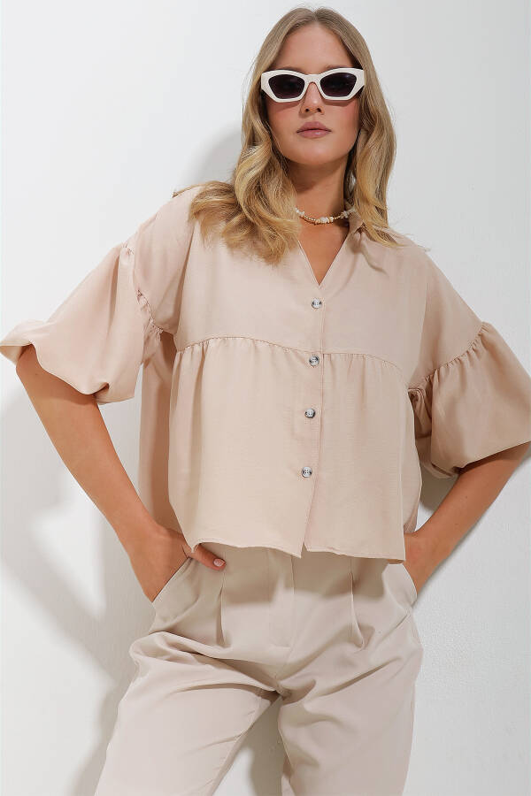 Женская бежевая рубашка-роба с рукавами-фонариками, сборками, из купра-хлопка, укороченная ALC-X11624 - 5
