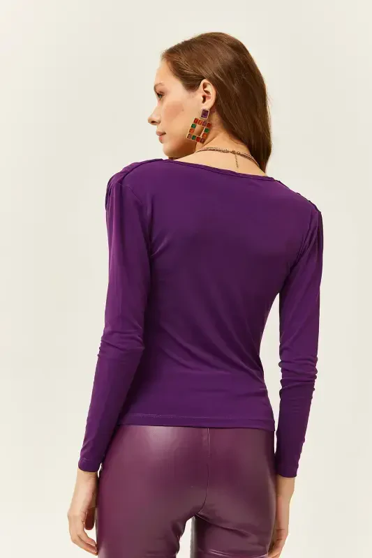 Женская Блуза с Плиссировкой, Декольте и Фиолетовыми Подплечниками BLZ-19002419-Mor - 4