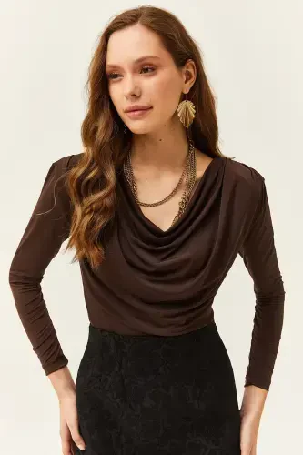 Женская Блуза с Подплечниками, Плиссировкой и Вырезом Дегаже, Кофе, BLZ-19002419-Кофе - 3